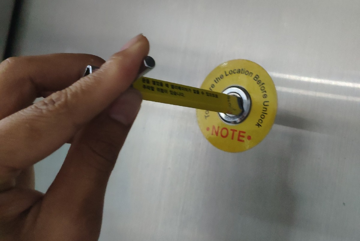 Cửa tầng thang máy và sự an toàn của người dùng