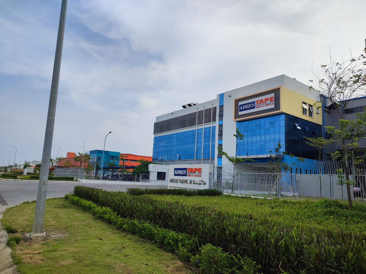 Bảo trì thang tải hàng 5000KG Công ty bao bì Adhes Tape