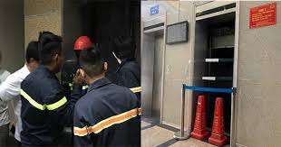 Khi thang máy rơi tự do, nên nằm hay đứng?