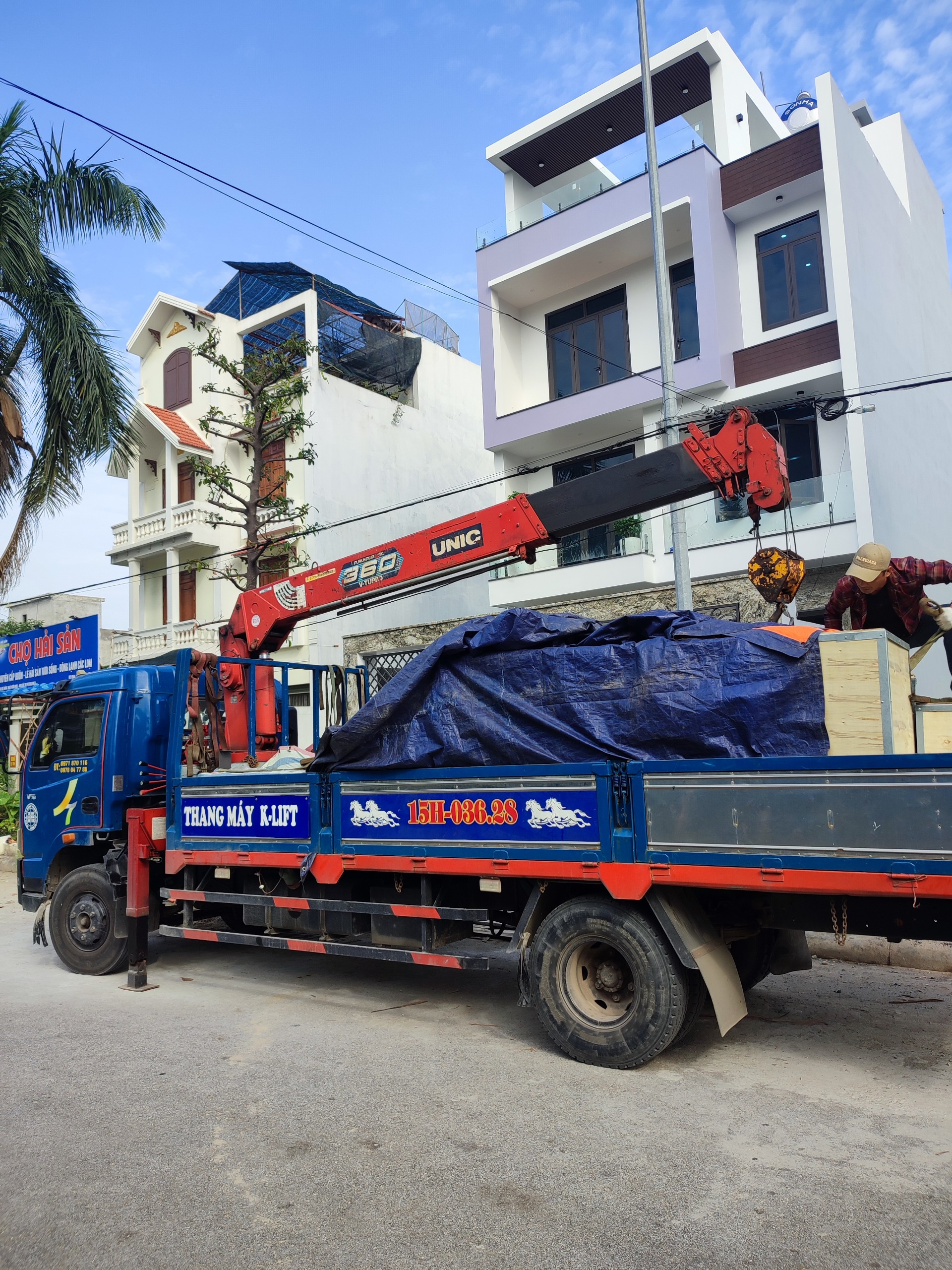 Tập kết thiết bị linh kiện thang máy trước khi lắp đặt