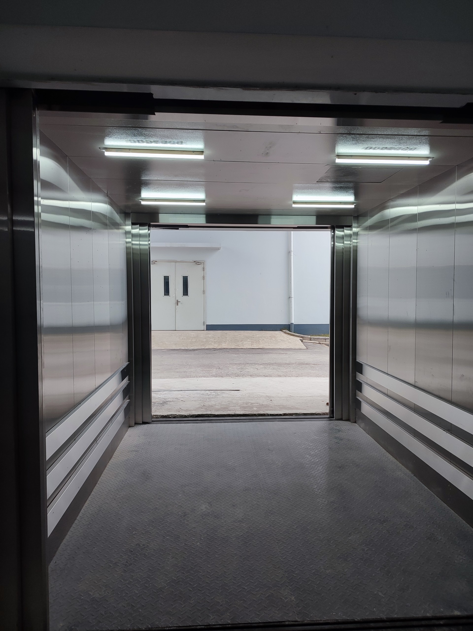 Lắp đặt thang máy tải hàng 3000kg tại Công ty TNHH Wide Ball International