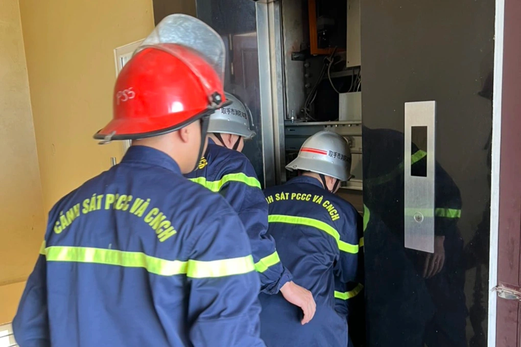 Làm gì khi thang máy bị mất điện?