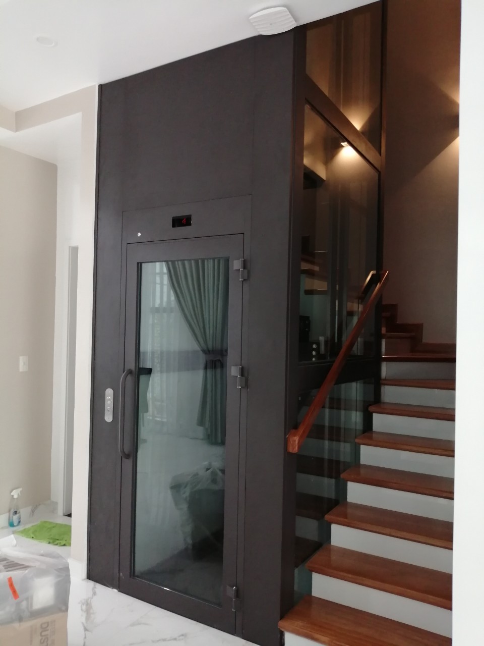 Mẫu cửa thang máy mới nhất 2022