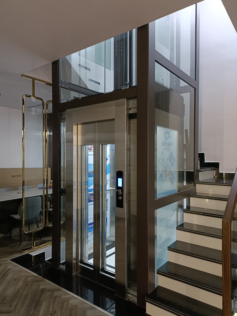 Lắp đặt thang máy kính khung nhôm hợp kim tại Pacific Logistics Group
